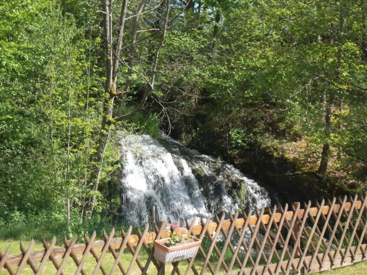 Gite Familial Avec Peche, Cascade, Animaux Et Activites Variees, Proche De Vichy Et Le Pal - Fr-1-489-122 Barrais-Bussolles